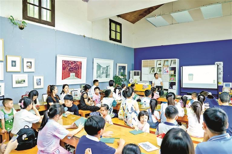 龙华传统版画融入垃圾分类新时尚