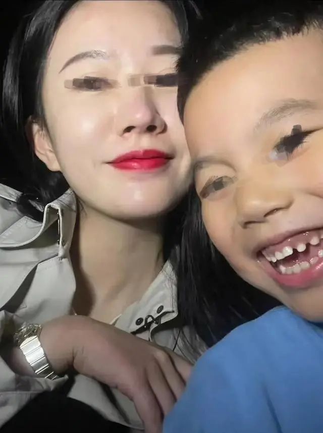 武汉被撞学生妈妈坠楼前死于网络暴力!