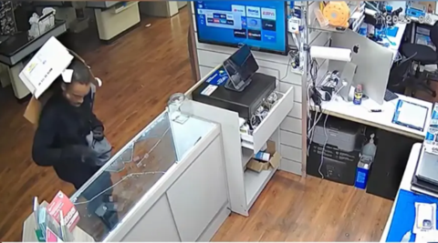 美国男子头戴纸箱进店偷手机（纽约邮报视频截图）
