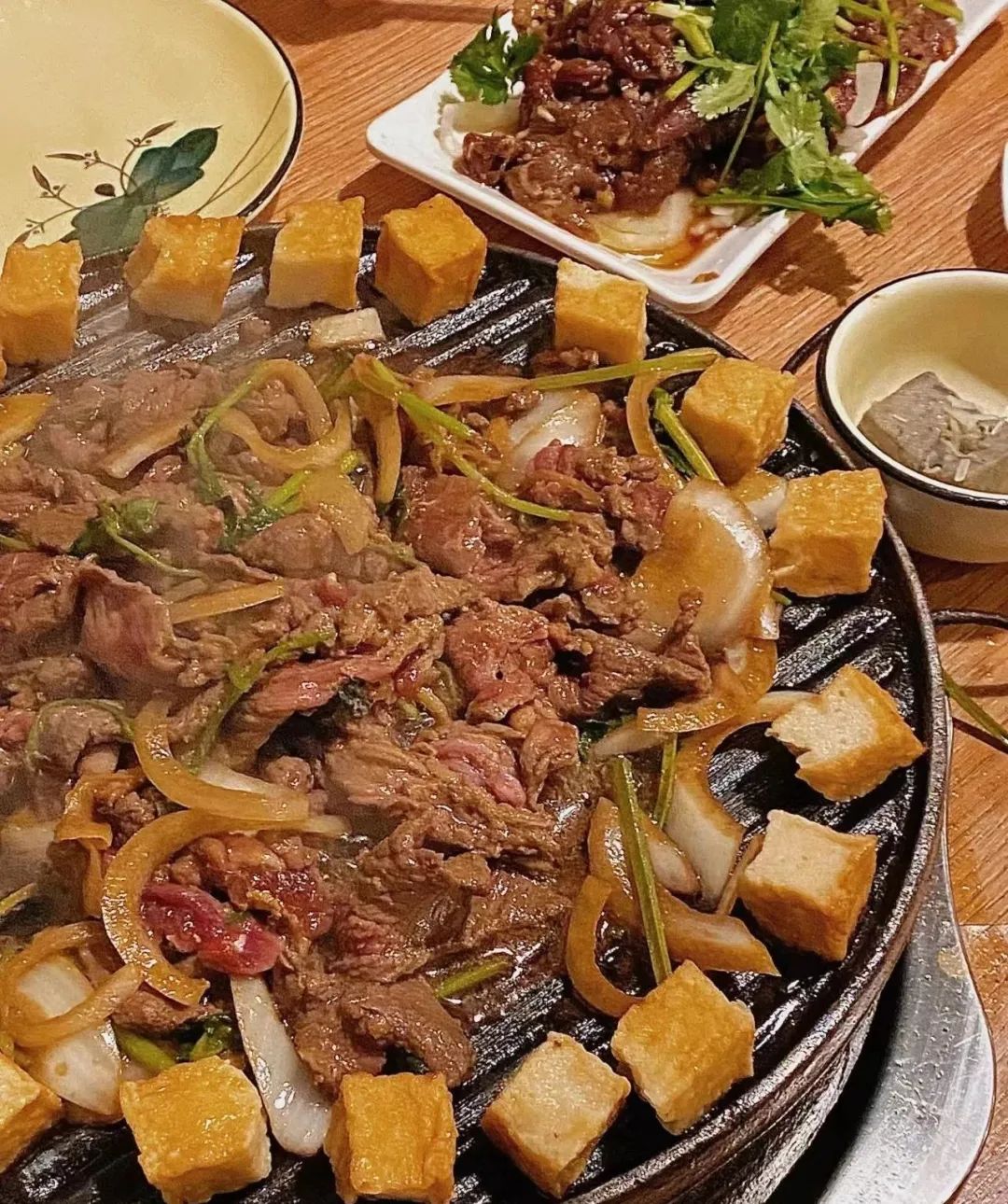 老北京人最爱的炙子烤肉,馋肉了就得来这,香到爆炸!__财经头条