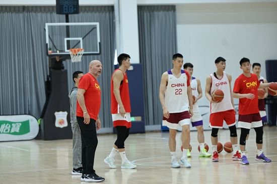     5月6日，山东青岛，中国男篮主教练乔尔杰维奇在国家男篮短训营上带队训练。视觉中国供图