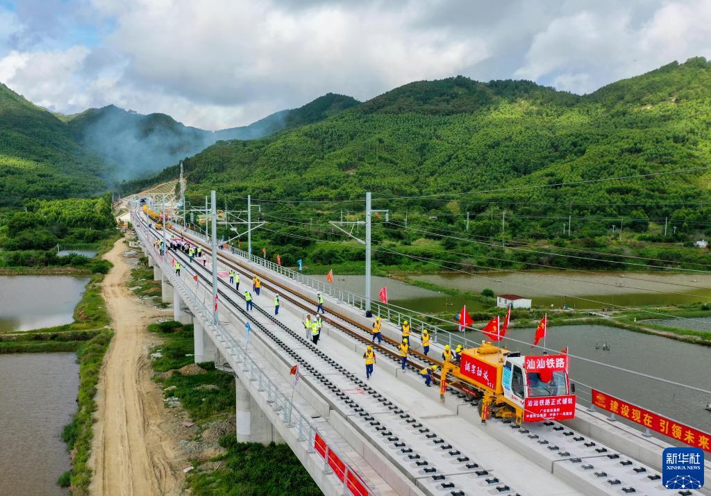 汕汕铁路全线开始铺轨