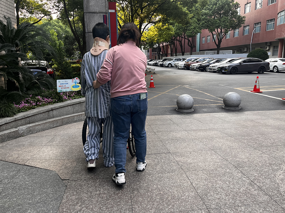 南宁一小区2.3元一级物业费，门禁坏一个月没人修？