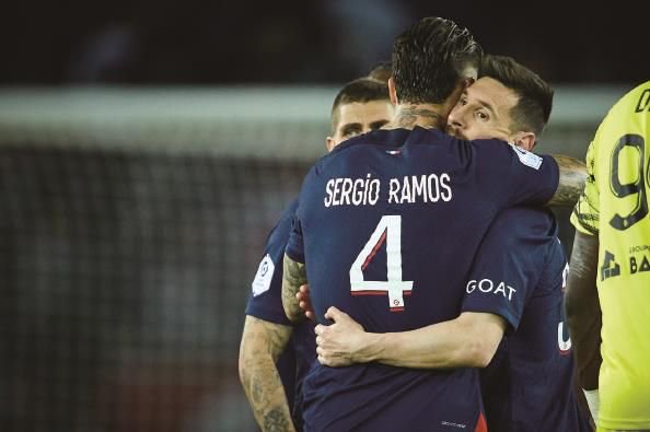 大巴黎与克莱蒙的收官战后,梅西(右)与拉莫斯拥抱告别 图ic