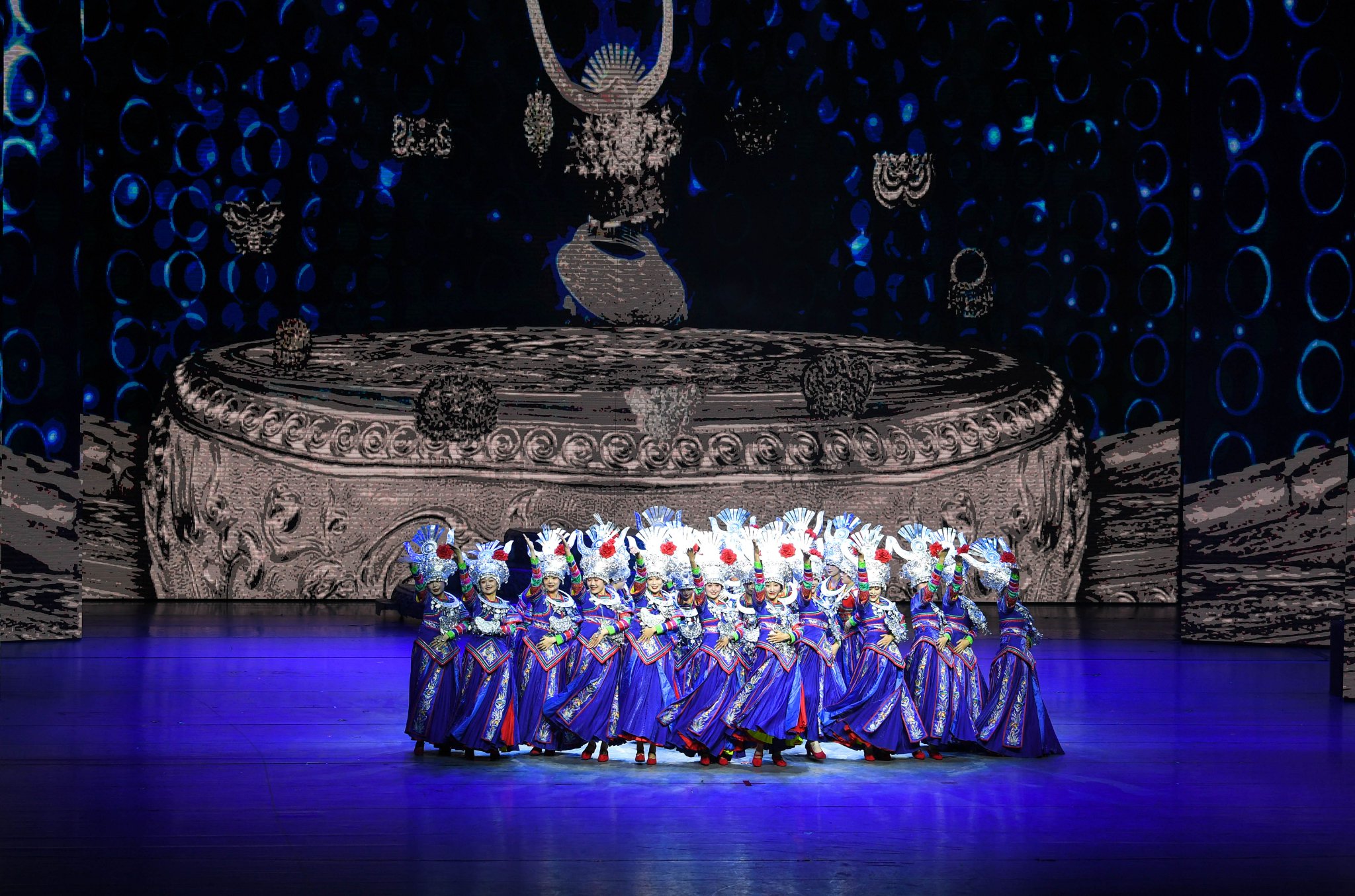 6月5日,演员在贵阳大剧院的《多彩贵州风》演出中表演节目《金绣银饰