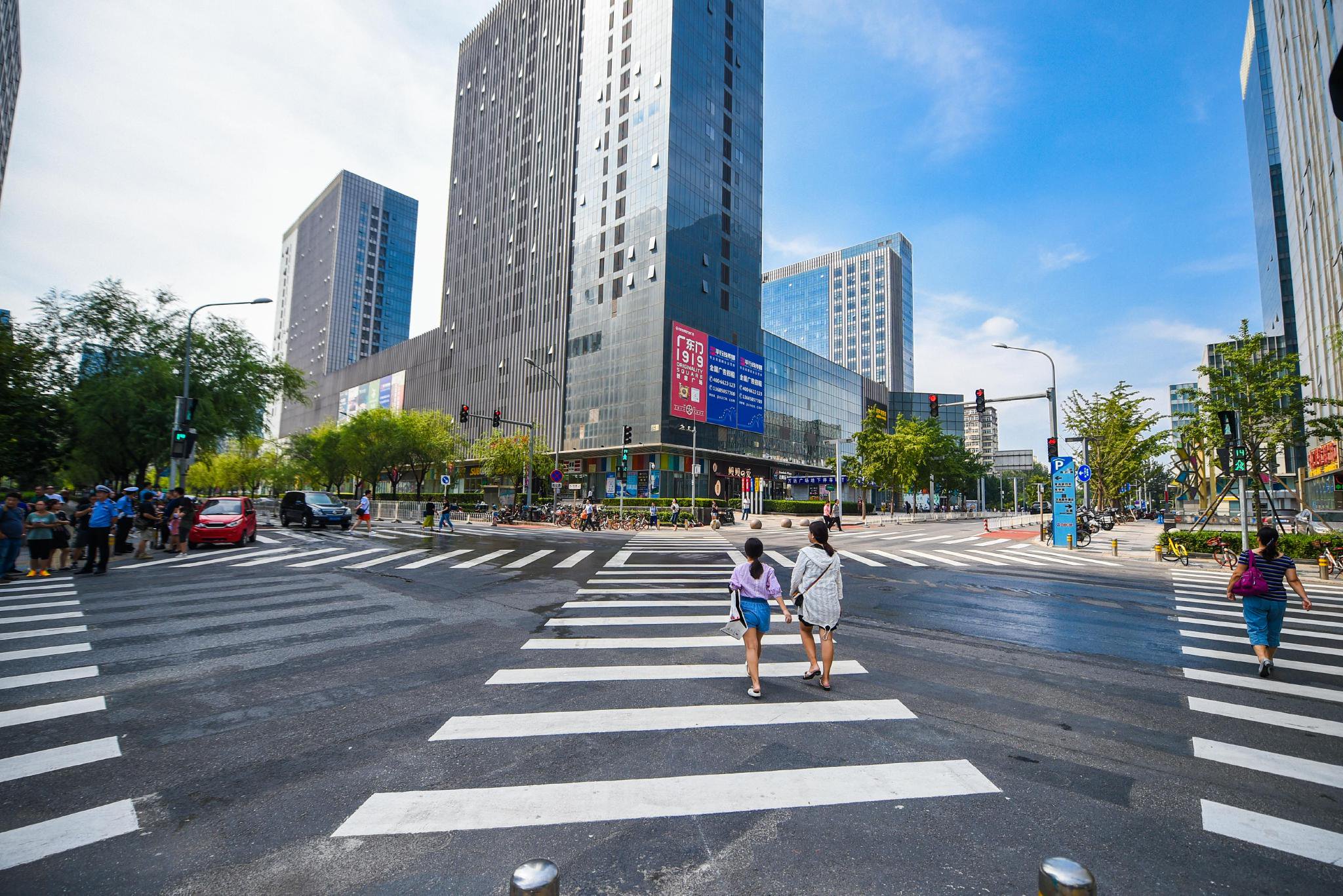 “让”出温情斑马线！北京街头，这样的温馨画面逐渐增多