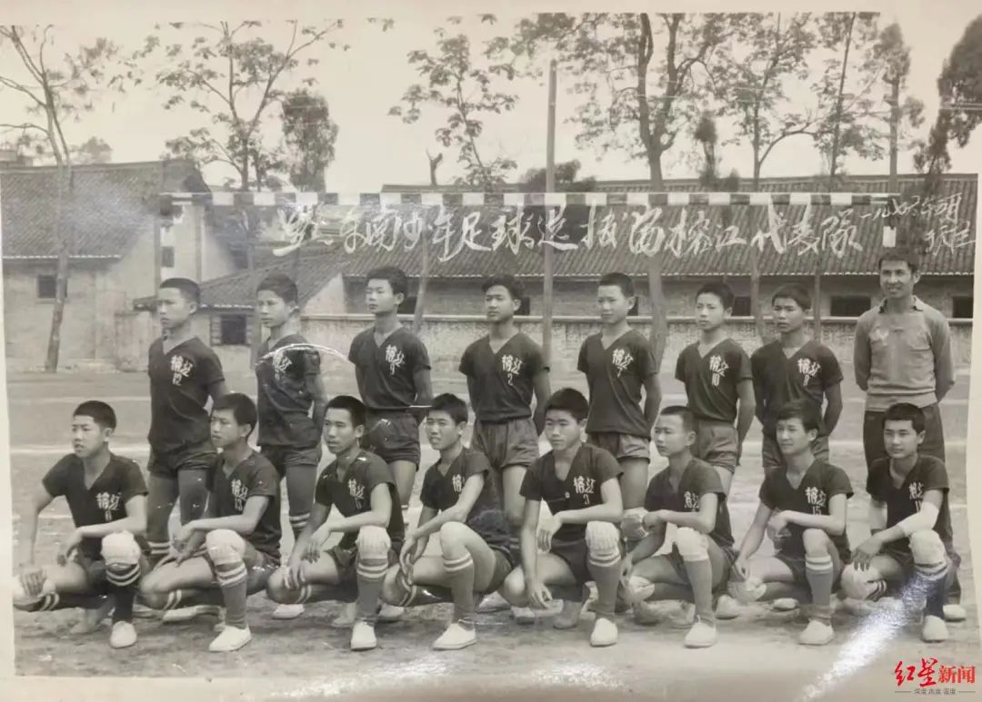 几十年前的榕江足球队 图据榕江县政府官网
