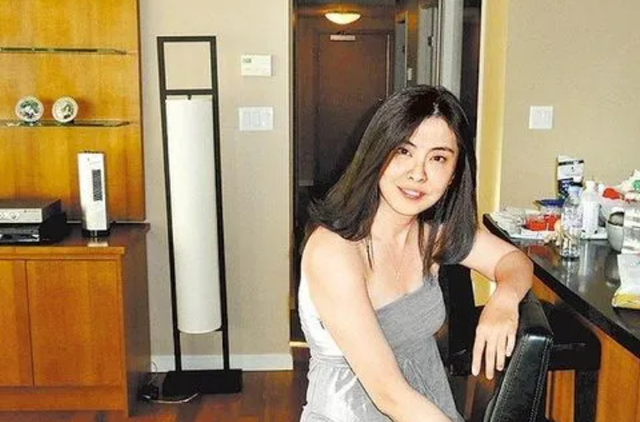 56岁王祖贤现状曝光,跪在田间种菜,和小狗作伴,也能美哭所有人__财经