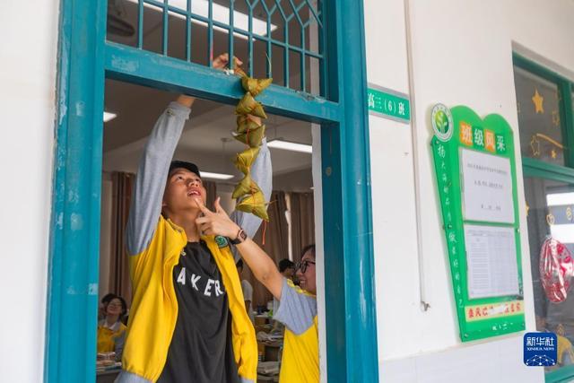 6月5日,江西省永新县永新中学学生挂起粽子,寓意在高考中"高中".