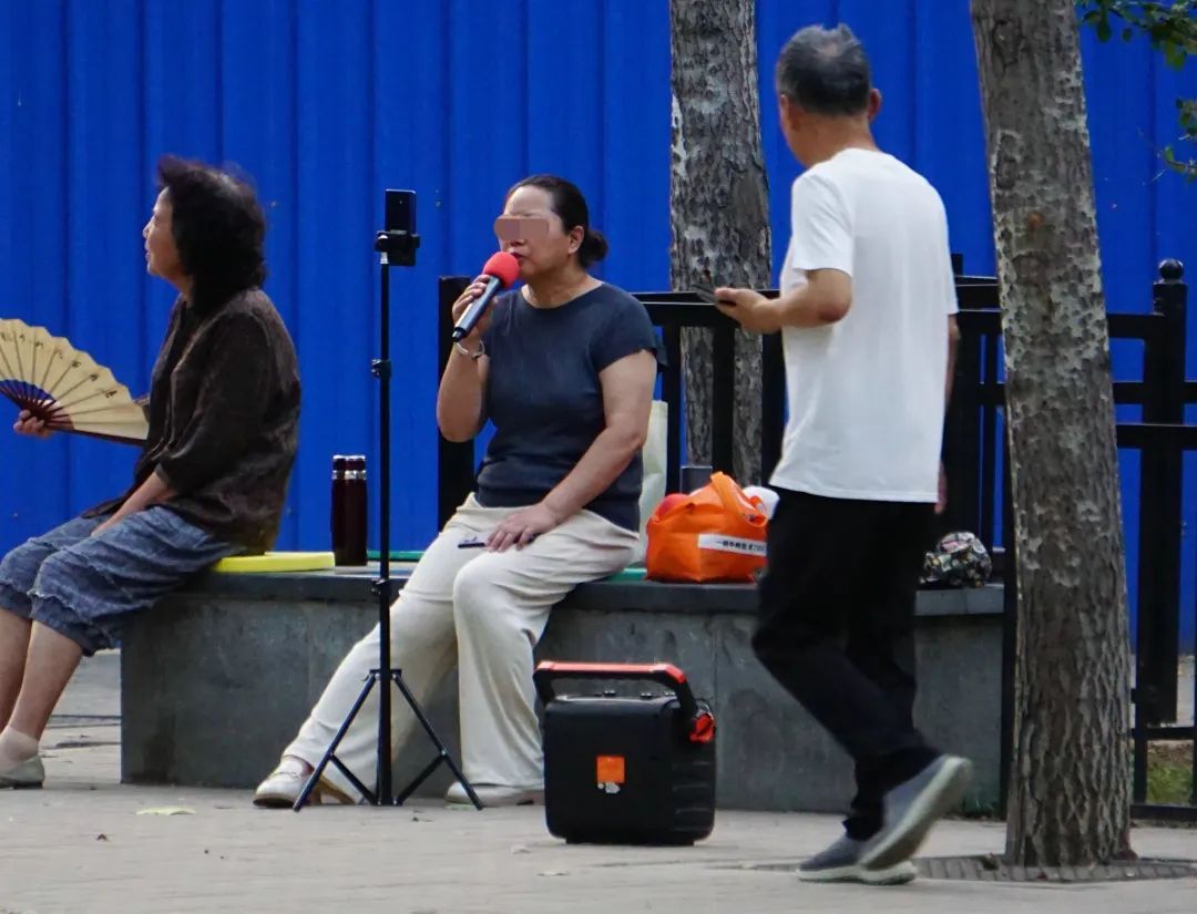 翠城公园里带着音箱唱歌的卡拉OK爱好者