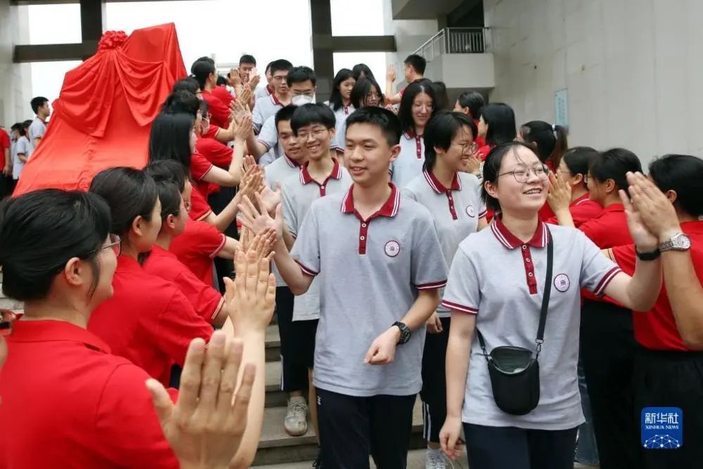 6月5日，浙江省东阳中学老师们和高三学生击掌，为他们加油鼓劲。新华社发（胡扬辉 摄）