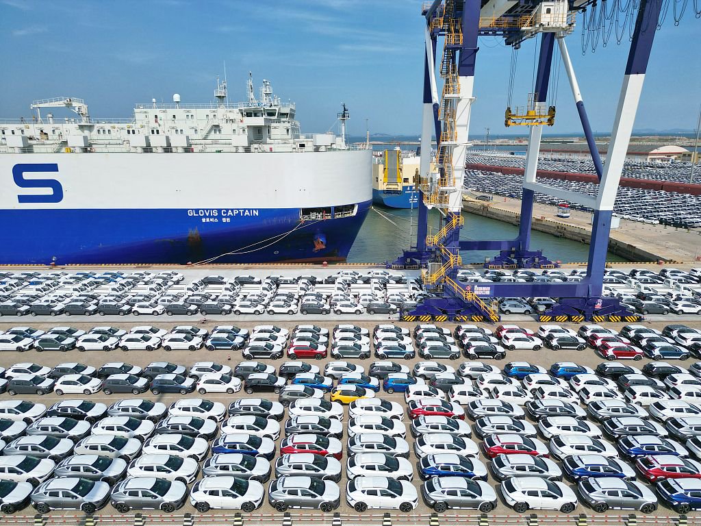 2023年6月5日,山东烟台,大批出口商品车集结到港,准备通过汽车滚装船