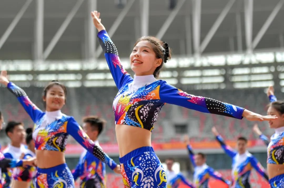 在乌鲁木齐奥体中心运动场,学生在进行健美操展示.新华社记者 王菲 摄