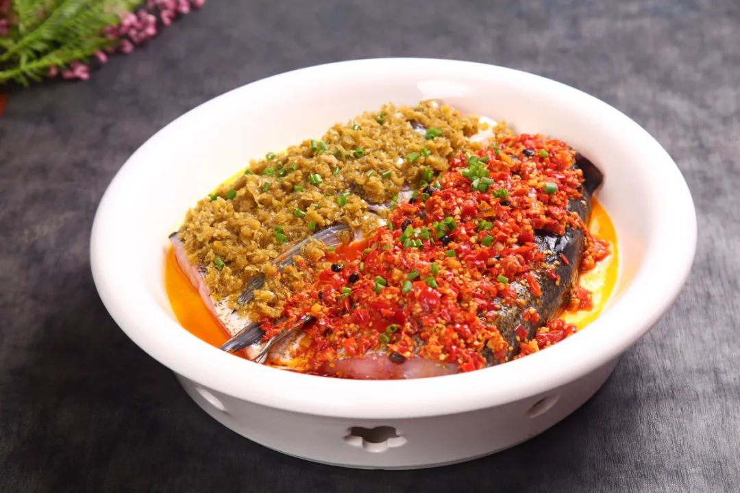 【双椒大湖鱼头,擂辣椒皮蛋,小炒金钱蛋】