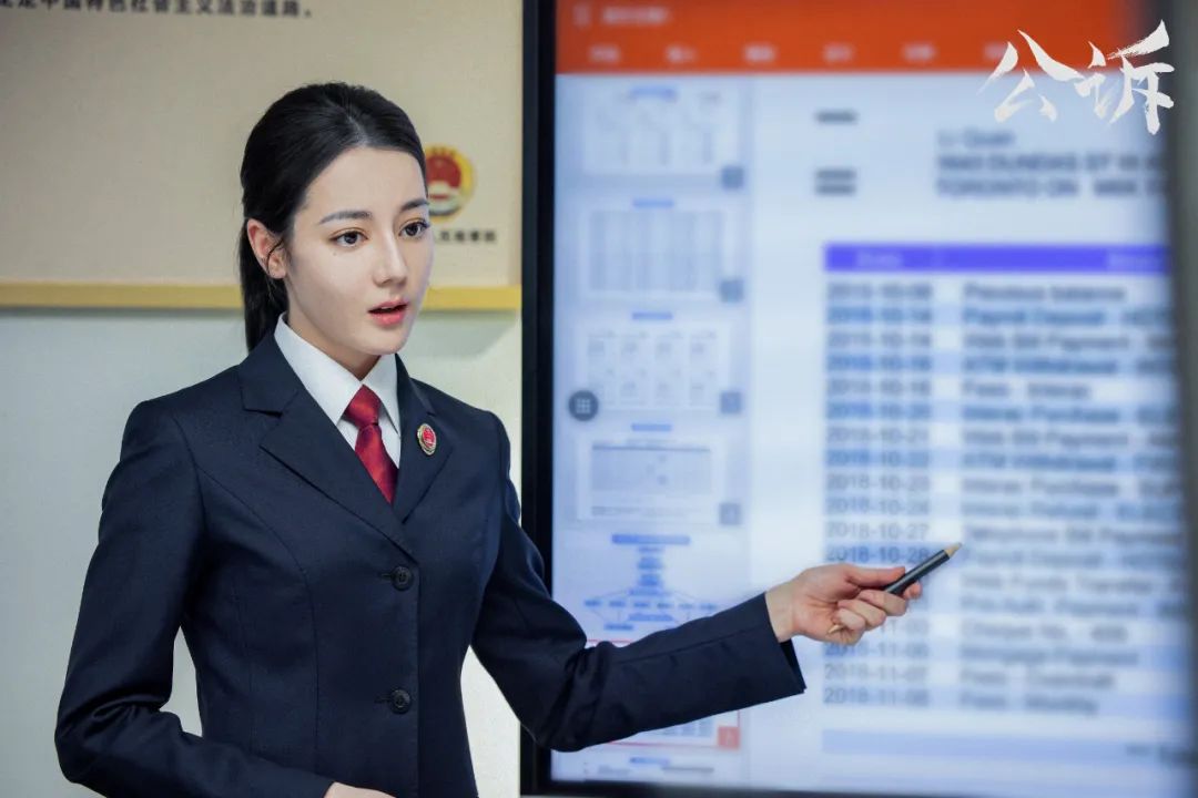 该剧主要讲述了江城检察院"胆大心细,守望正义"的年轻女检察官安旎,和