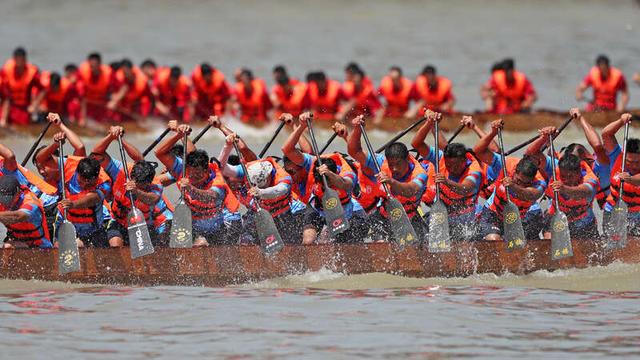 125支龙舟队竞渡珠江 广州国际龙舟邀请赛"非遗"味儿十足|龙舟_新浪财