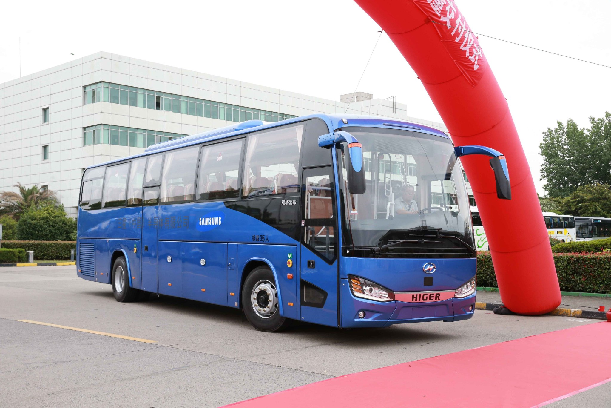 50辆苏州金龙大巴投入西安科技加持赋能高端通勤