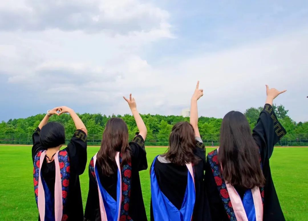 大学毕业时,穿着学士服的"我们".新京报记者 徐雪飞 摄