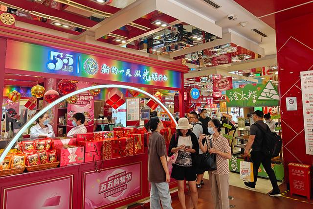 购物节期间,南京路步行街上的老字号商家"第一食品商店"内顾客众多