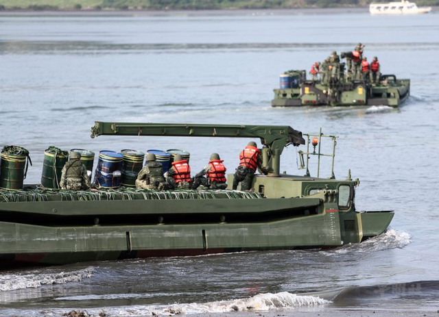 不过并不是在军用机场,而是在桃园国际机场实施反空降,夺回机场等课目
