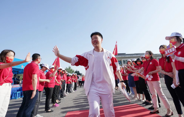 摘下口罩露出笑脸,高考首日考生“轻装上阵”__财经头条