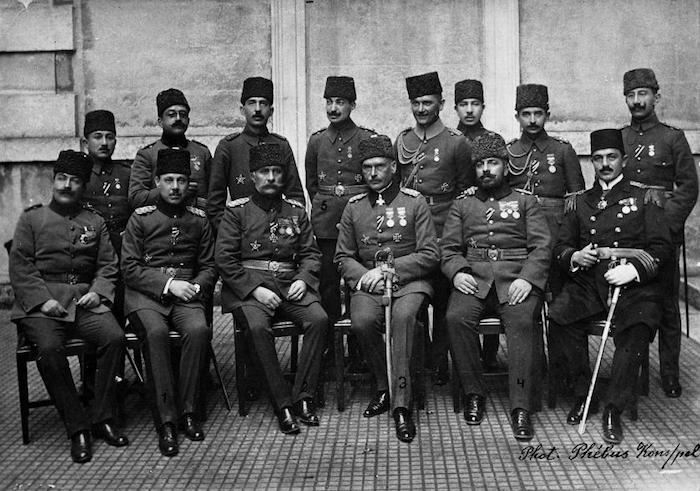 利曼·冯·桑德斯（前排左四）与奥斯曼高级军官的合影