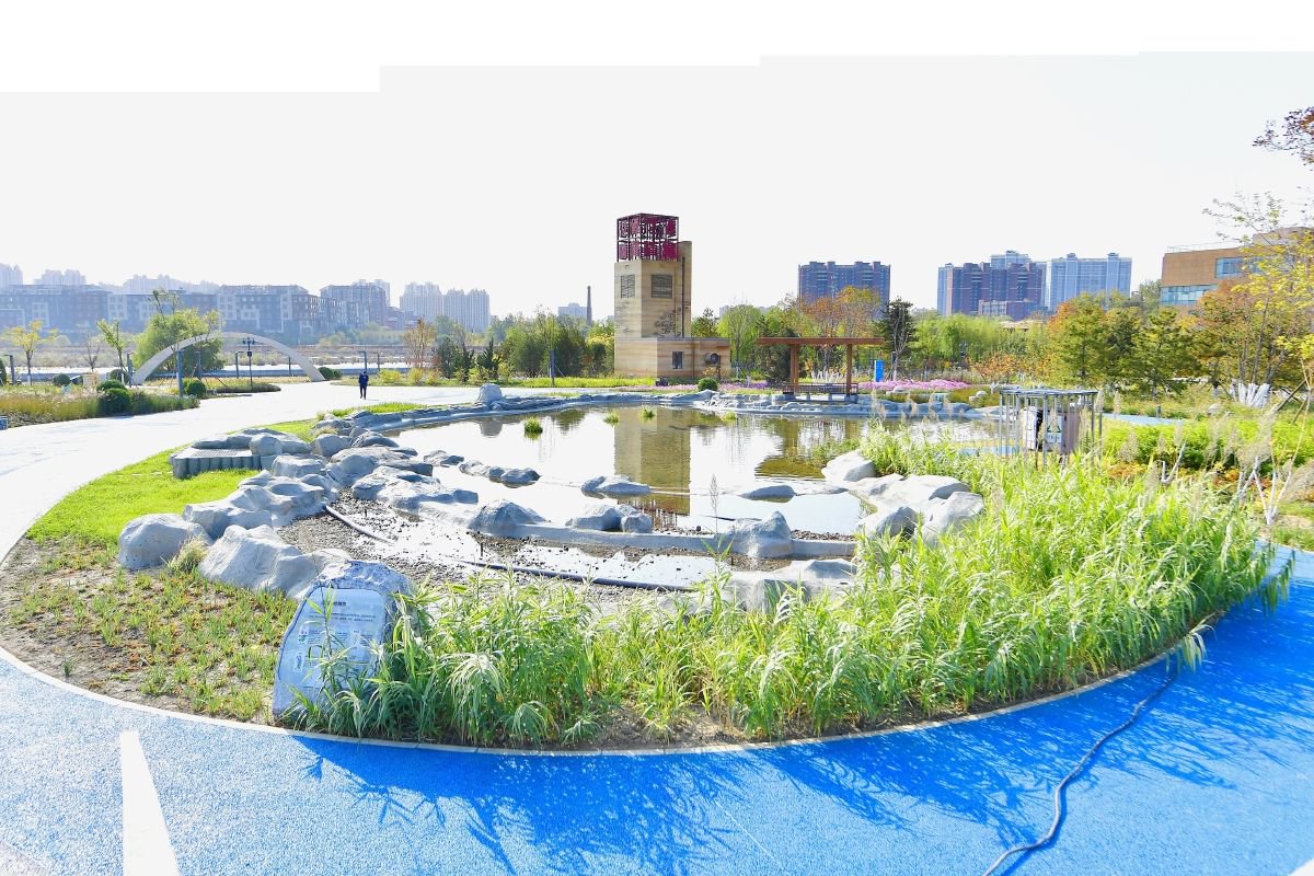 水厂承担着城市副中心84%的污水处理任务,地下处理污水,地上为景观