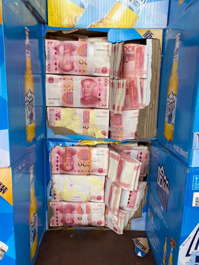 发现载货车辆车厢底部的14个啤酒纸箱内夹藏有大量人民币现金,经清点