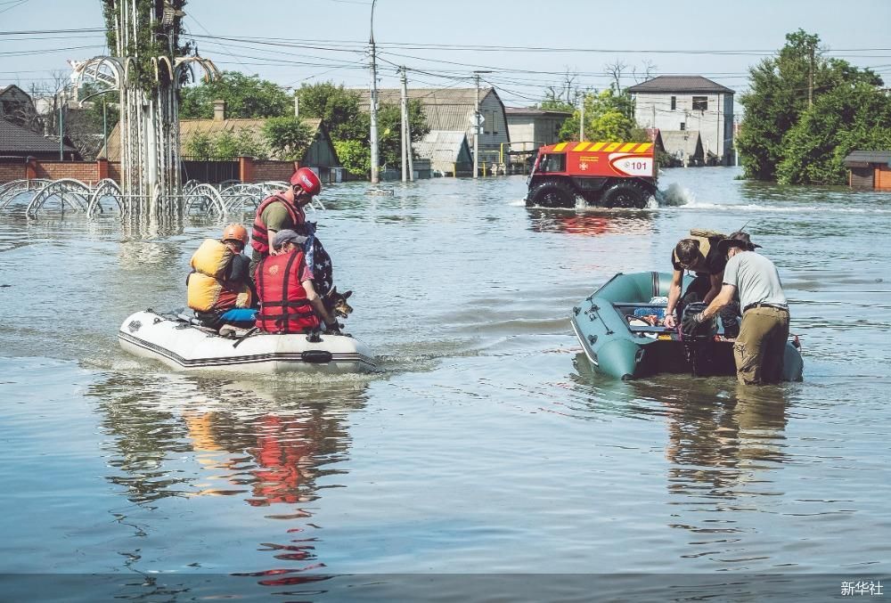 7日，救援人员帮助赫尔松当地居民从洪灾区域撤离。 