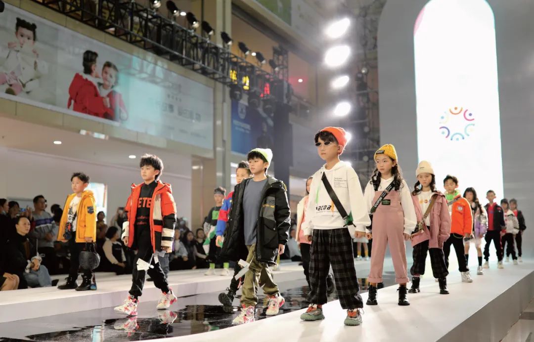 吴兴区织里镇童装模特走秀现场 (项飞/摄)