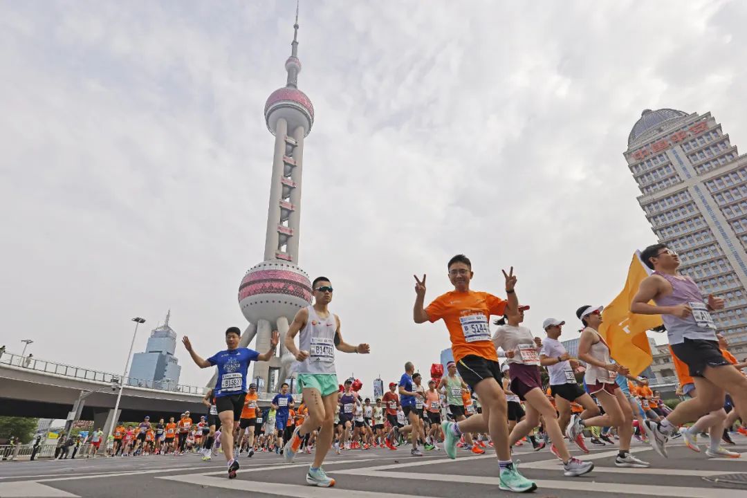 4月16日,2023上海半程马拉松赛鸣枪开跑,参赛者从上海东方明珠塔下