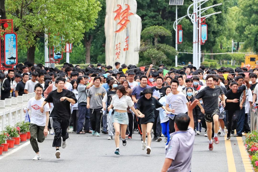 图为高考首日，汉南一中考点。武汉发布记者 陈亮 摄（←左滑查看完整图集←）