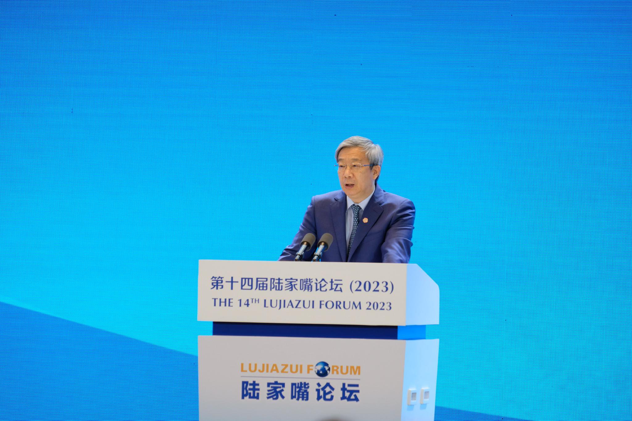 6月8日,中国人民银行行长易纲在第十四届陆家嘴论坛(2023)上做主题演讲。澎湃新闻记者 胡志挺 图