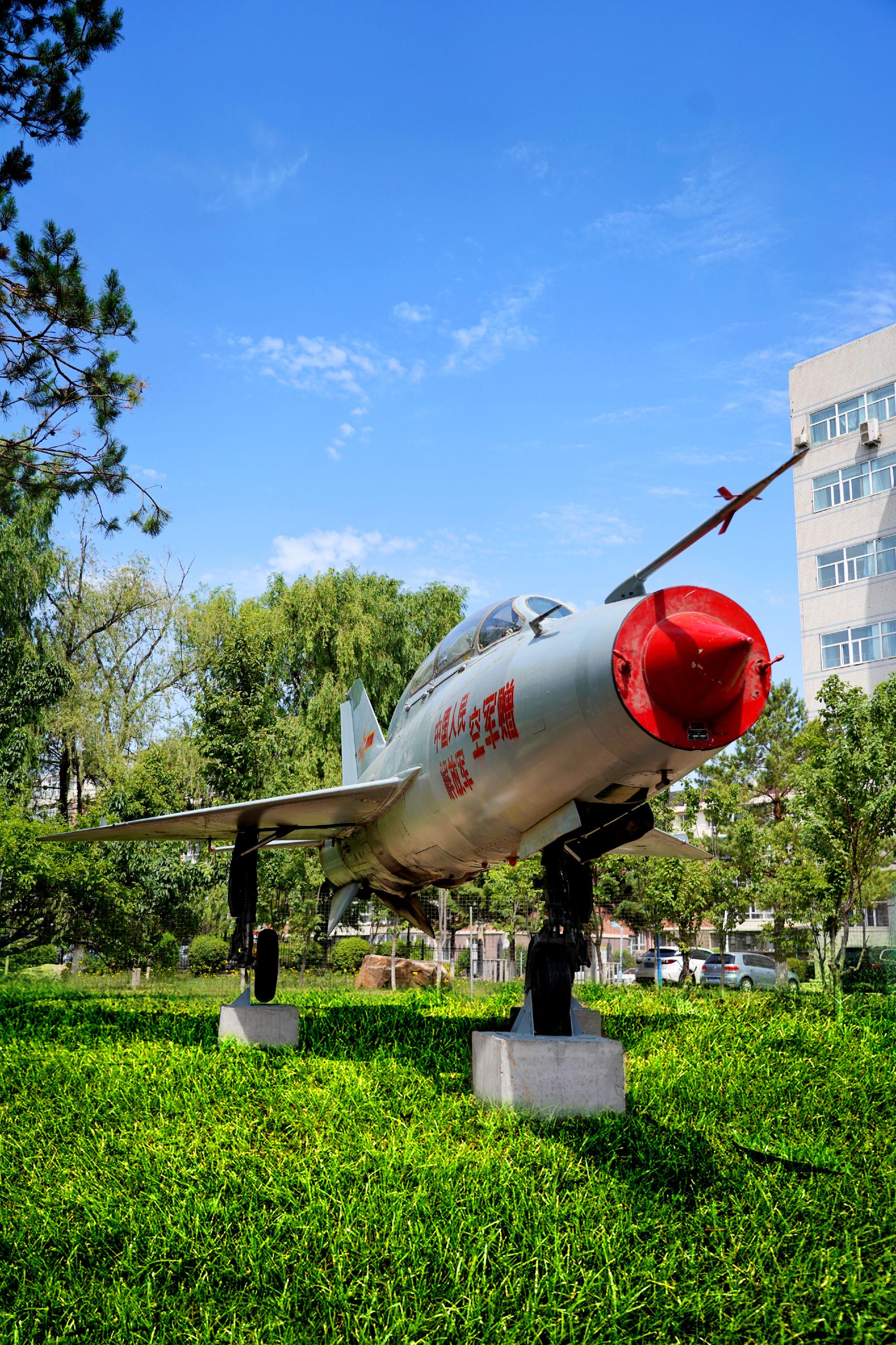 长春理工大学获赠退役歼教七飞机 将用于科研教学