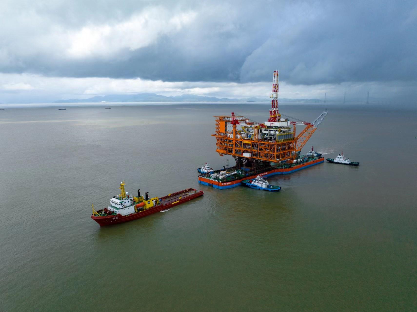 万吨级海上采油平台在珠海启航