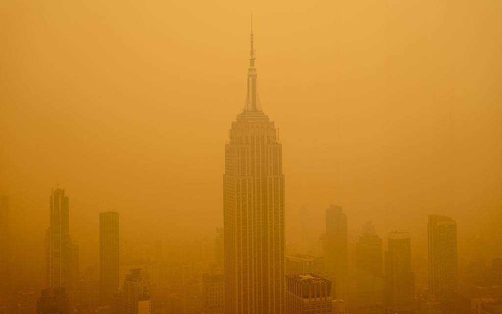 当地时间2023年6月7日，美国纽约，加拿大野火产生的烟雾降低了帝国大厦的能见度。