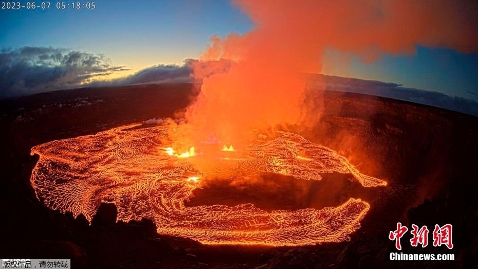 美国夏威夷基拉韦厄火山时隔3个月再喷发,岩浆烟尘涌出_新浪财经_新浪