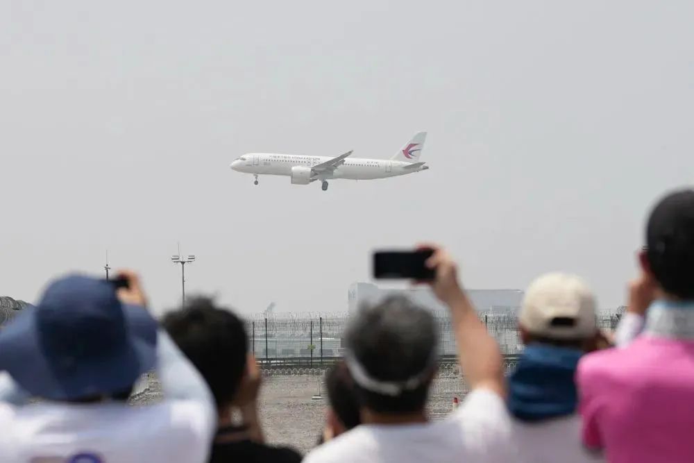 5月28日，C919首个商业航班东航MU9191飞抵北京首都国际机场。新华社记者 鞠焕宗 摄