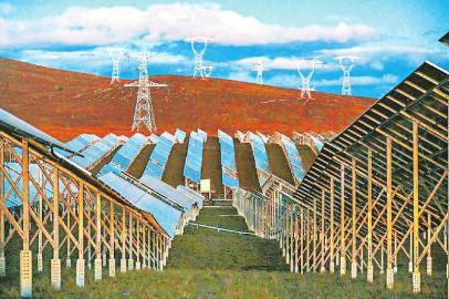 全球首个超高海拔光伏实证基地——国家电投兴川实证光伏电站。