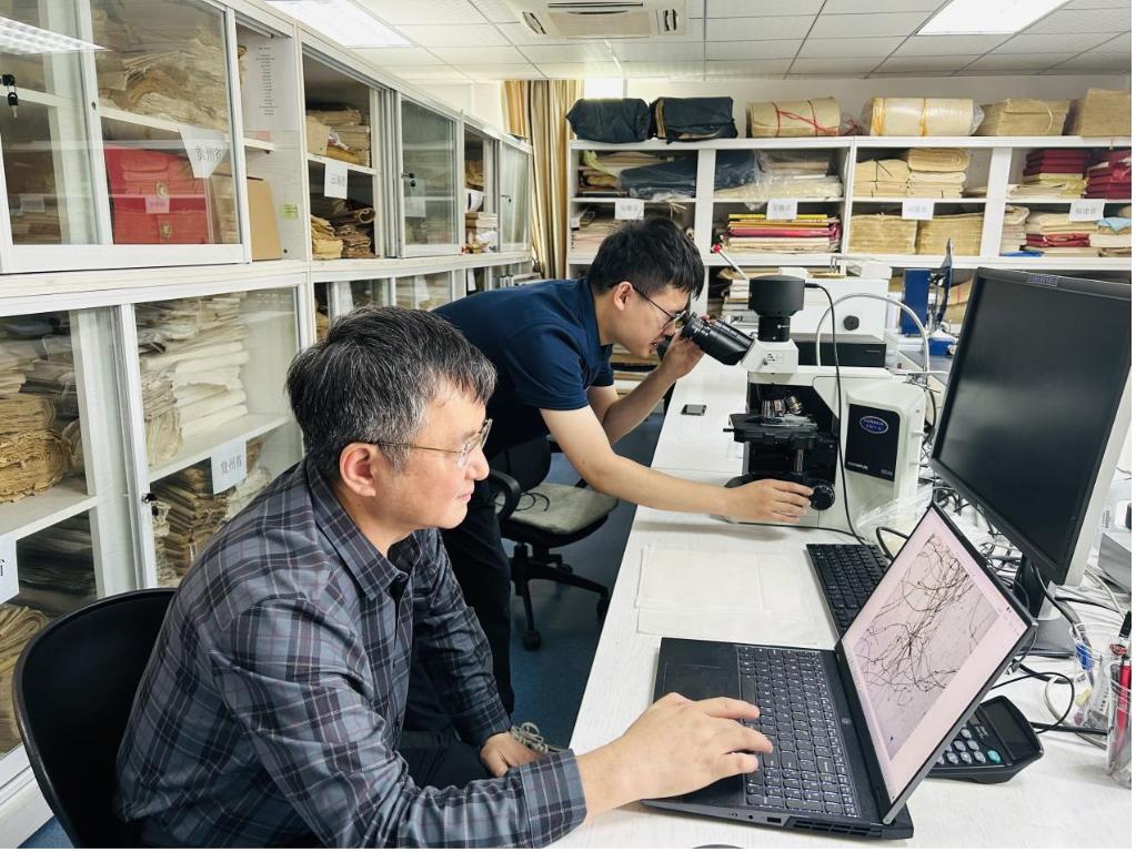 手工纸研究所正在进行手工纸的纤维测试与观察。新华社记者 周畅 摄