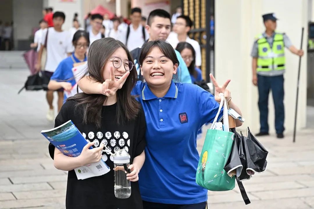 2023年6月9日，2023全国高考第三天上午考试结束，两名女生兴高采烈地走出考点，对着镜头比耶。