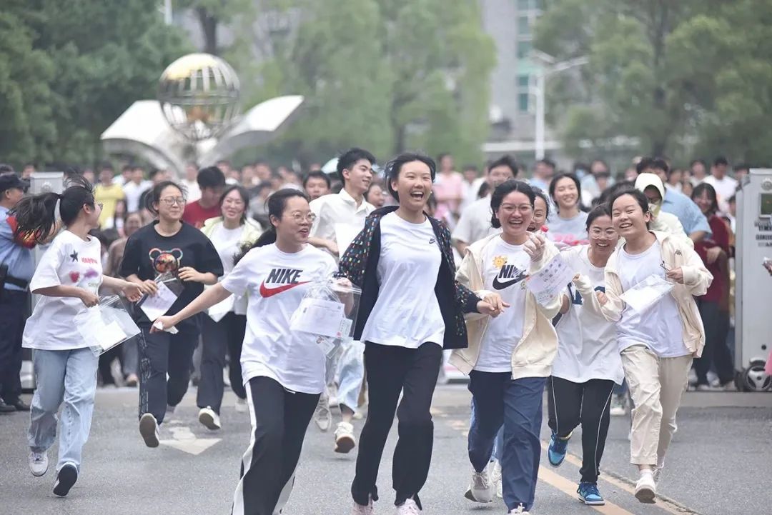 2023年6月7日，湖南省北湖考区郴州市三中考点，首场语文考试结束后，考生们笑容满面，走出考点。