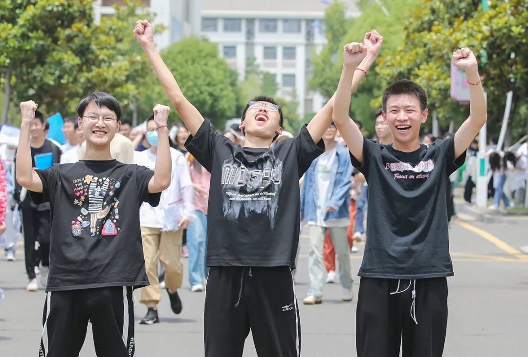 2023年6月7日，江苏连云港市连云区的连云港高级中学考点，三名考生在上午考试结束后振臂一呼。