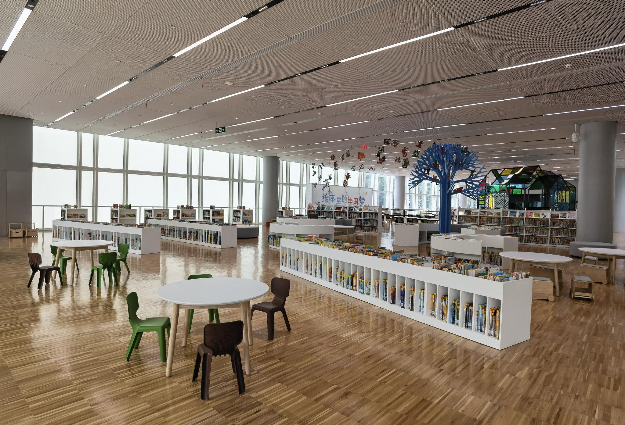 少儿阅览空间城市建筑与公共艺术的碰撞也成为上海图书馆东馆的一大