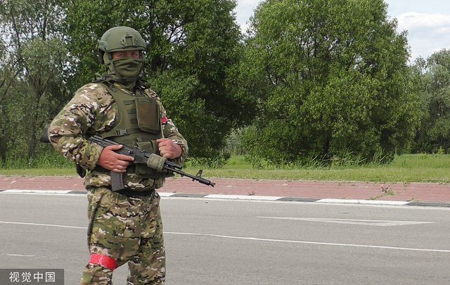 当地时间2023年6月5日,俄罗斯别尔哥罗德州,一名武装军人在靠近俄乌