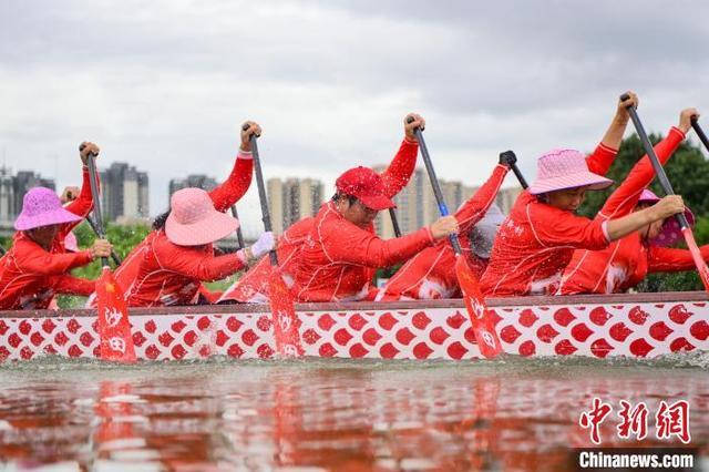 "妈妈龙舟队"队员在河面上进行训练. 陈骥旻 摄