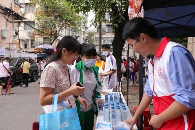 志愿者在广州市育才中学考点服务。夏子涵/摄