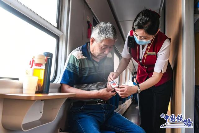 除d705/706次列车外还有两趟往返北京和上海同样夕发朝至的复兴号动卧