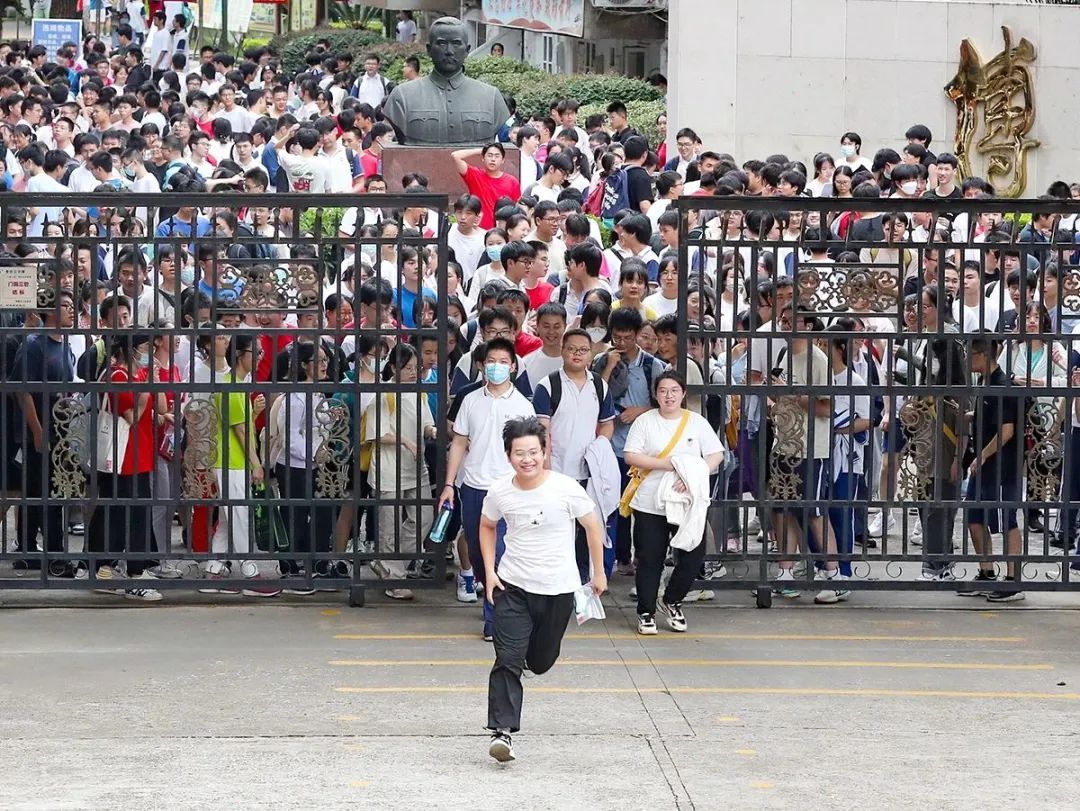 2023年6月7日，第一天高考结束，广西桂林市中山中学考点考生愉快地奔出考点。