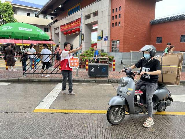志愿者在广州市从化中学考点协助交通疏导。陈文熙/摄